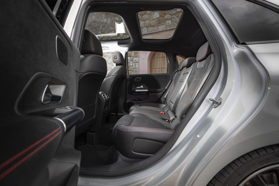 Интерьер Mercedes-Benz B200 d AMG Line (W247) 2019 года  (фото 12 из 61)